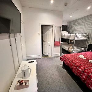 Zimmer mit Kingsize-Bett